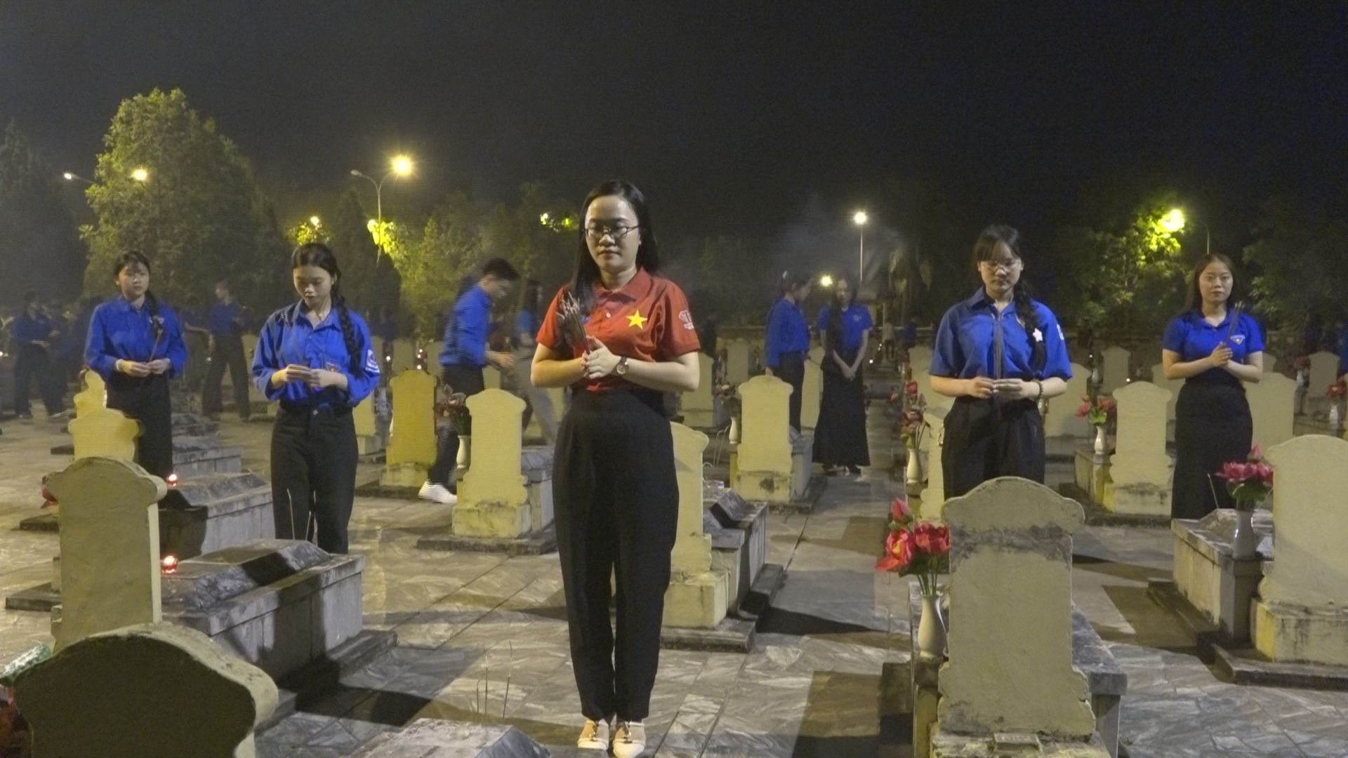 Huyện đoàn Kỳ Anh thắp nến tri ân các anh hùng liệt sỹ, nhân kỷ niệm 50 năm Ngày giải phóng Miền Nam