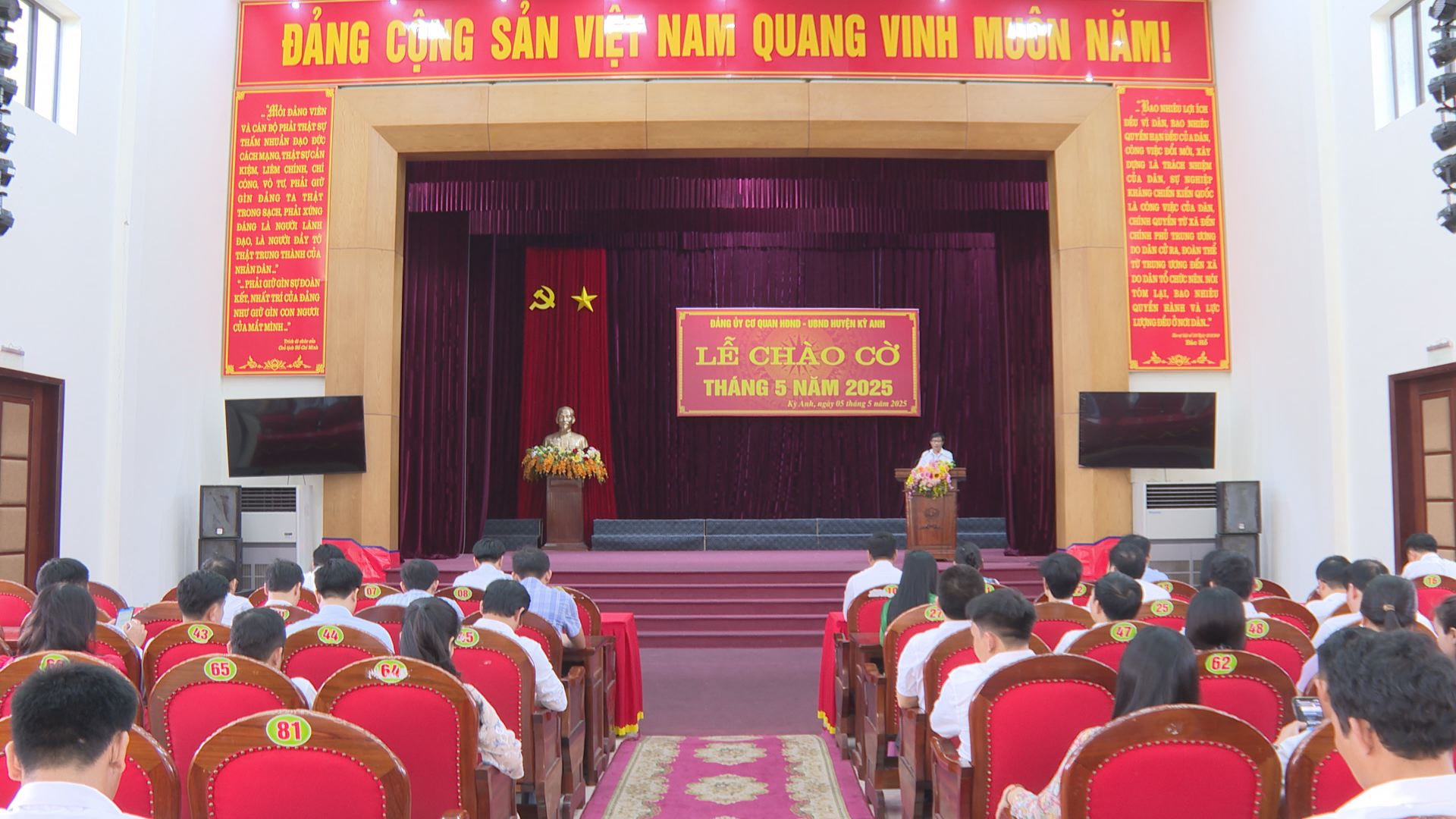 Đảng ủy Cơ quan HĐND - UBND huyện tổ chức Lễ chào cờ tháng 5