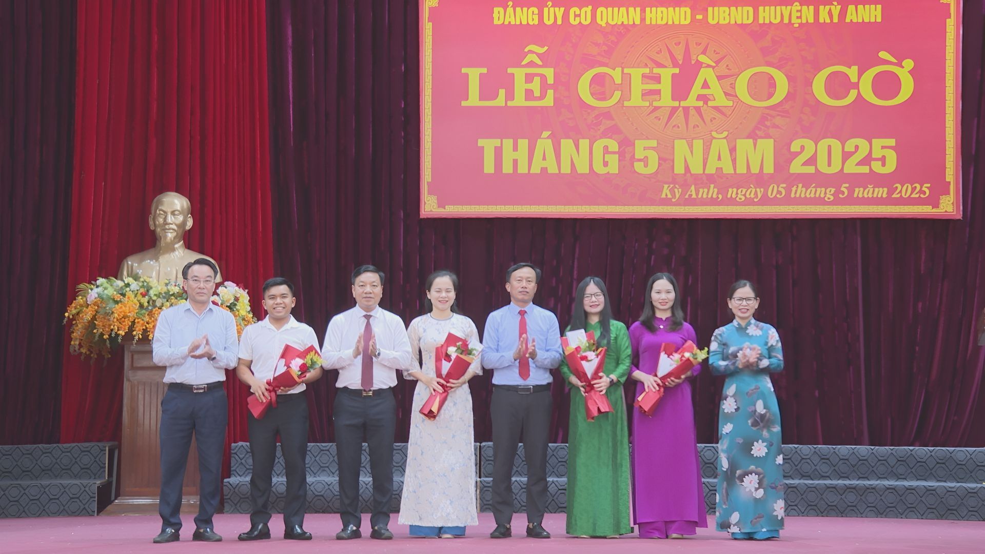Sáng ngày 05/5, Đảng ủy Cơ quan HĐND - UBND huyện tổ chức Lễ chào cờ tháng 5 năm 2025