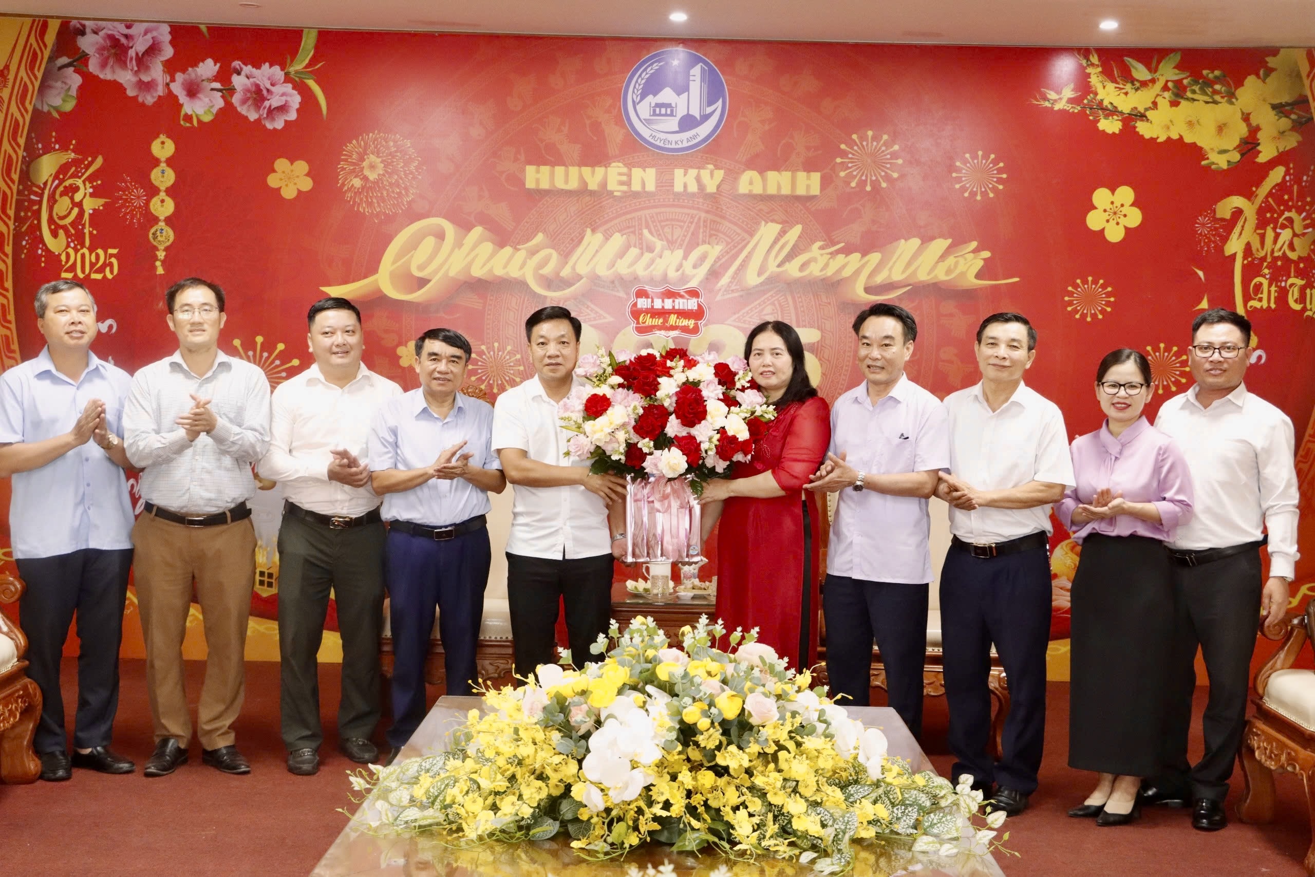 Lãnh đạo huyện Kỳ Anh chúc mừng Đội Thống kê số 3 nhân Kỷ niệm 79 năm ngày thành lập ngành
