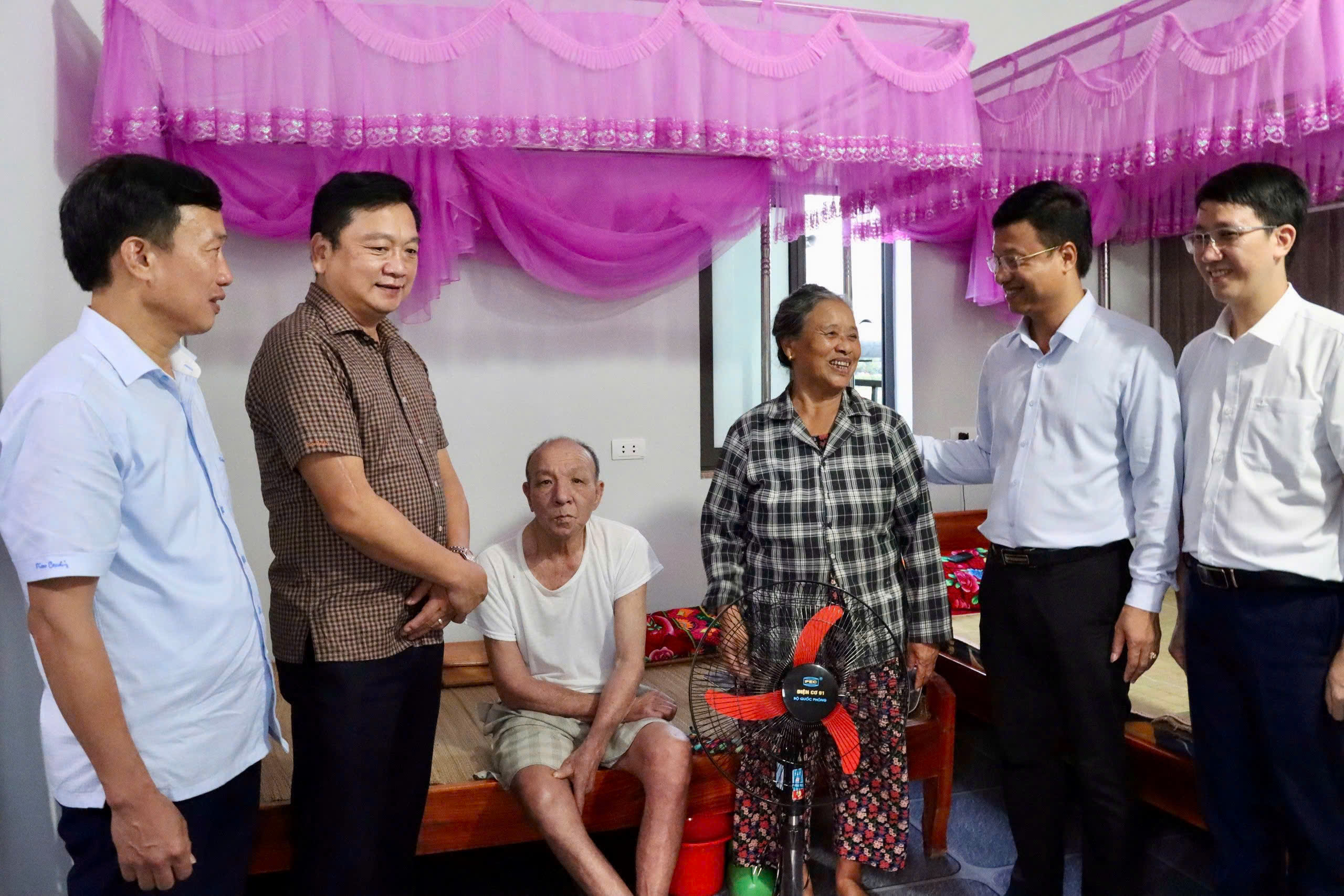 Văn phòng Tỉnh ủy trao quà hỗ trợ các hộ gia đình khó khăn xây dựng nhà ở