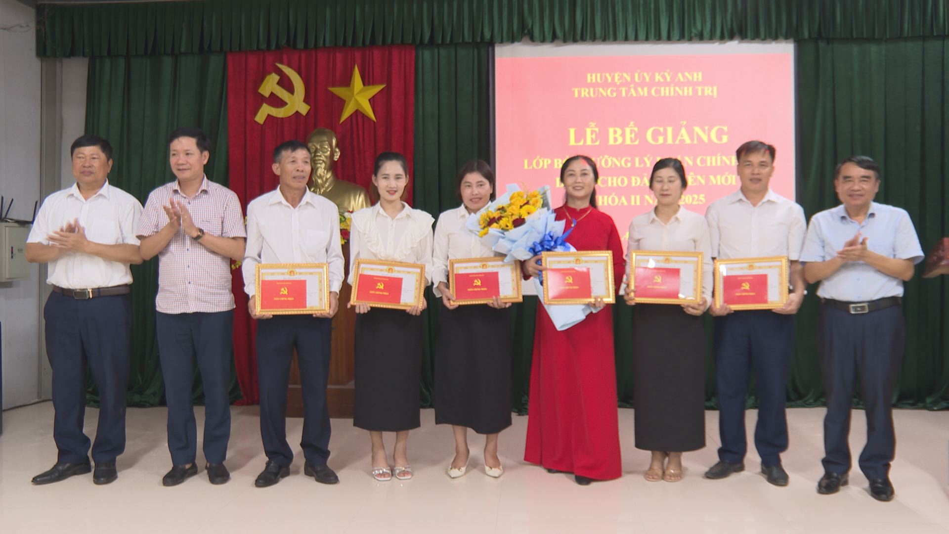 Bế giảng lớp Bồi dưỡng LLCT Đảng viên mới khóa II/2025