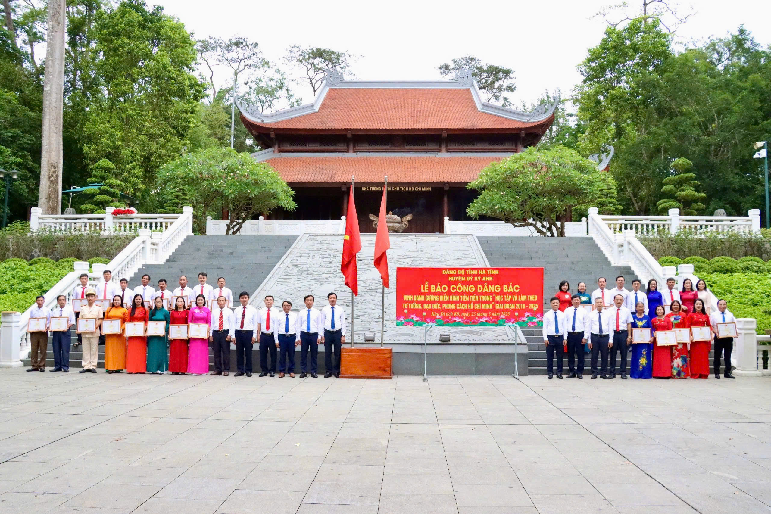 Đoàn đại biểu huyện Kỳ Anh dâng hương báo công với Bác tại Thủ đô Hà Nội