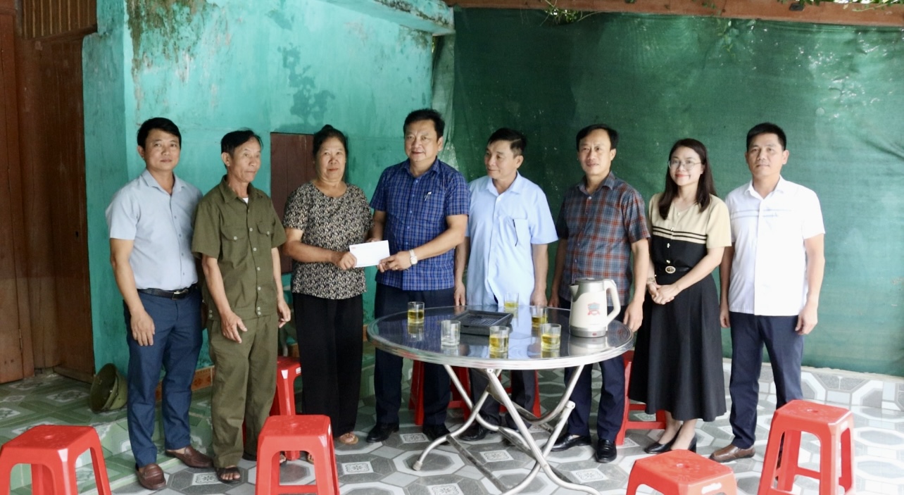 Lãnh đạo huyện thăm hỏi, trao quà cho các hộ gia đình bị thiệt hại bởi đợt mưa lũ tháng 5 năm 2025