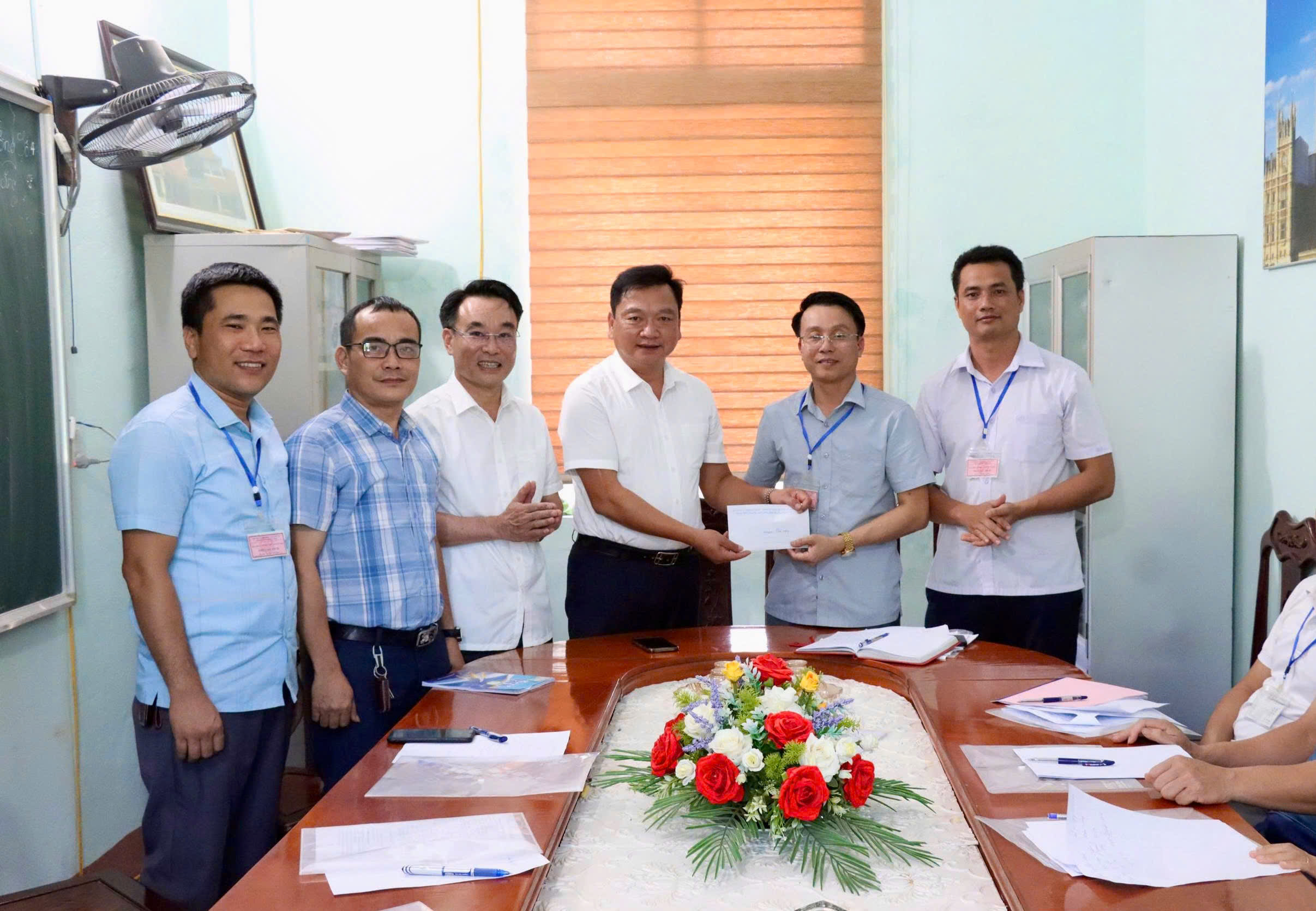 Đồng chí Bí thư Huyện ủy động viên Hội đồng thi tuyển sinh vào lớp 10 THPT năm học 2025-2026