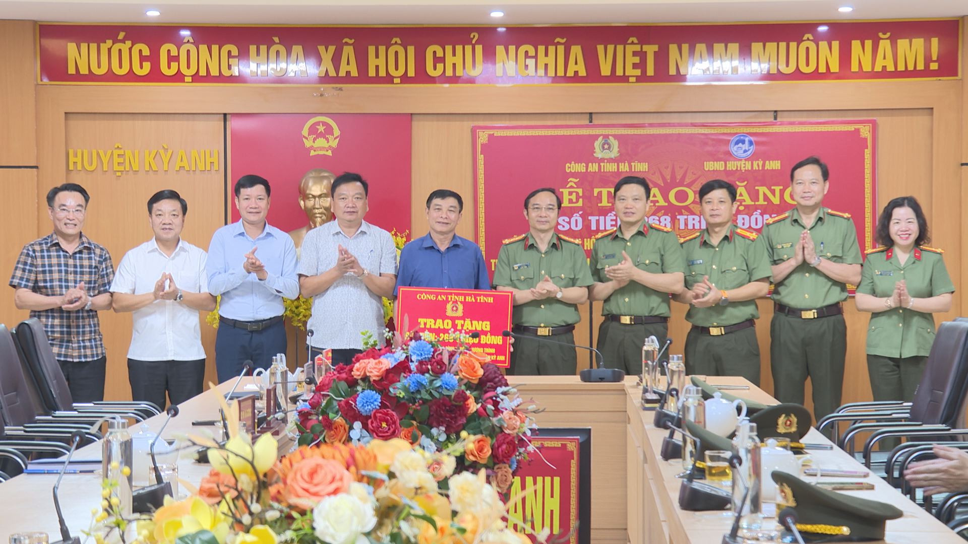 Công an Hà Tĩnh trao tặng kinh phí hỗ trợ gia đình hộ nghèo, cận nghèo; người có công với cách mạng trên địa bàn huyện Kỳ Anh