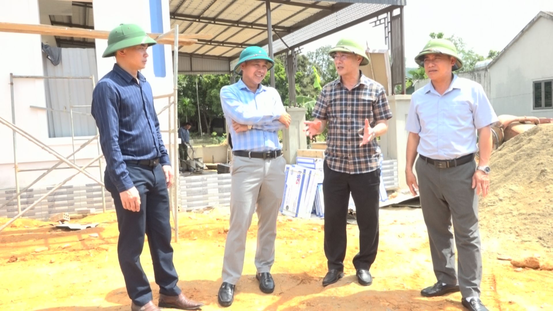 Đồng chí Phó Chủ tịch UBND huyện kiểm tra, giải quyết vướng mắc GPMB trong quá trình thi công tuyến đường Sơn Thượng