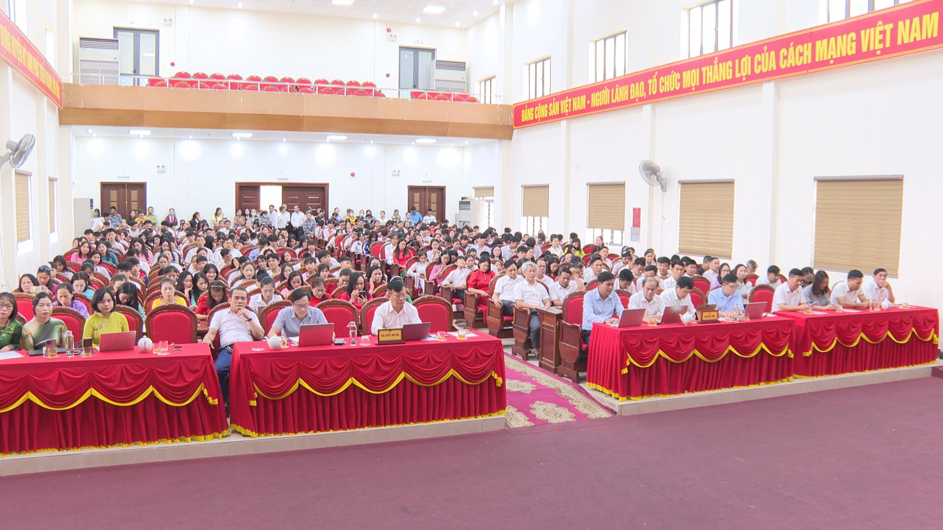 Lễ Tuyên dương khen thưởng học sinh giỏi, giáo viên giỏi năm học 2024 - 2025