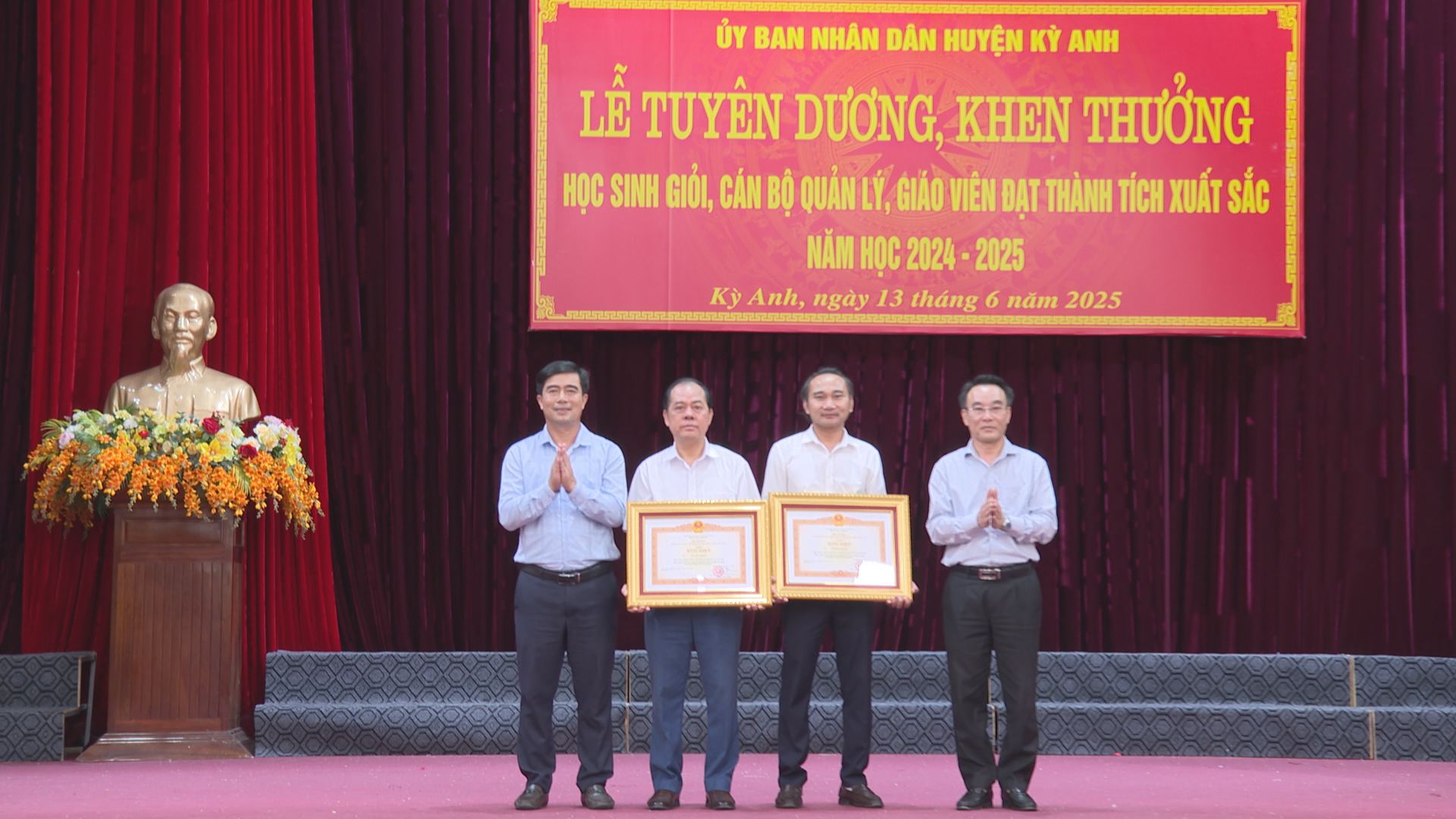 Lễ Tuyên dương khen thưởng học sinh giỏi, giáo viên giỏi năm học 2024 - 2025