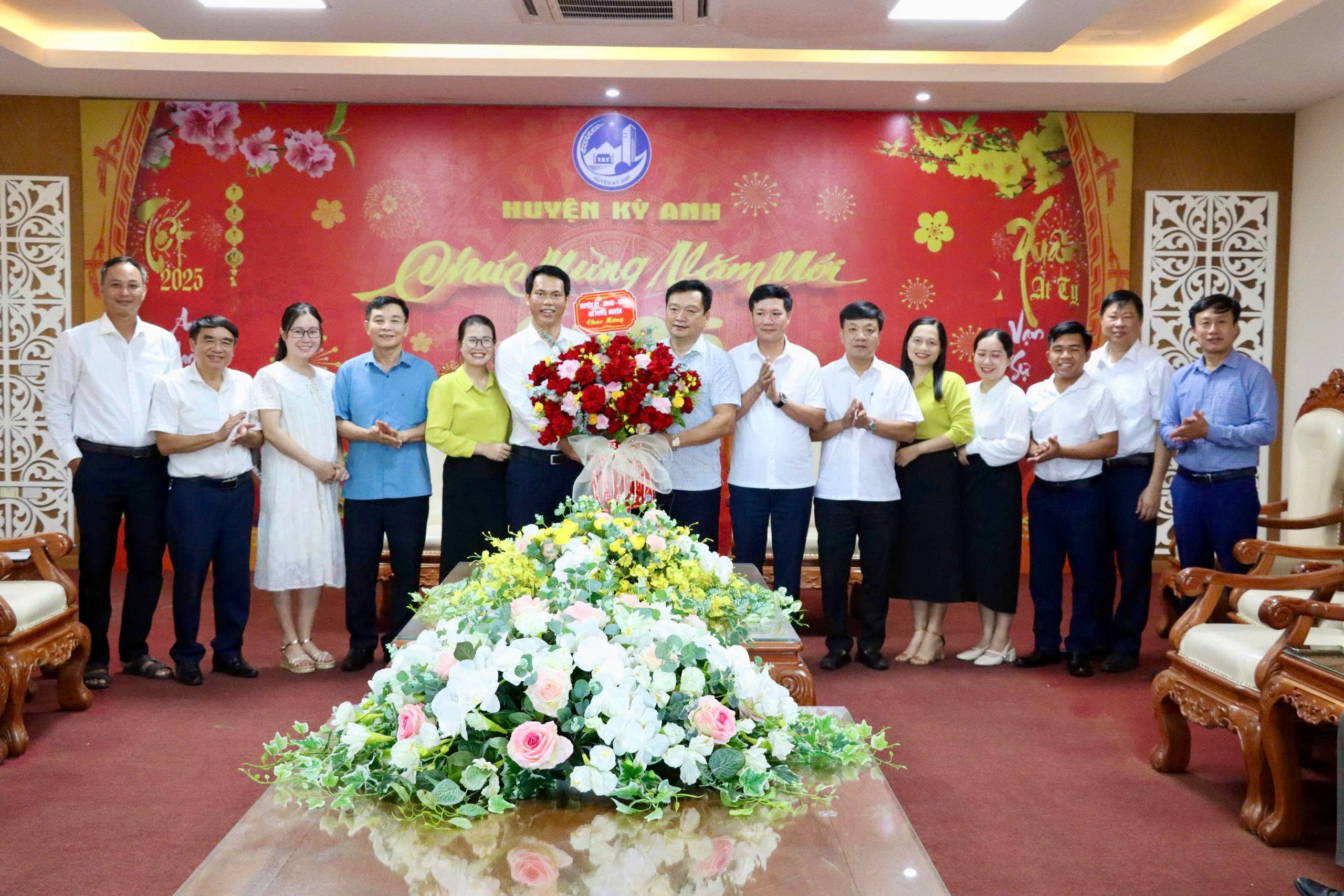 Lãnh đạo huyện chúc mừng Trung tâm Ứng dụng KHKT và BVCTVN huyện Kỳ Anh