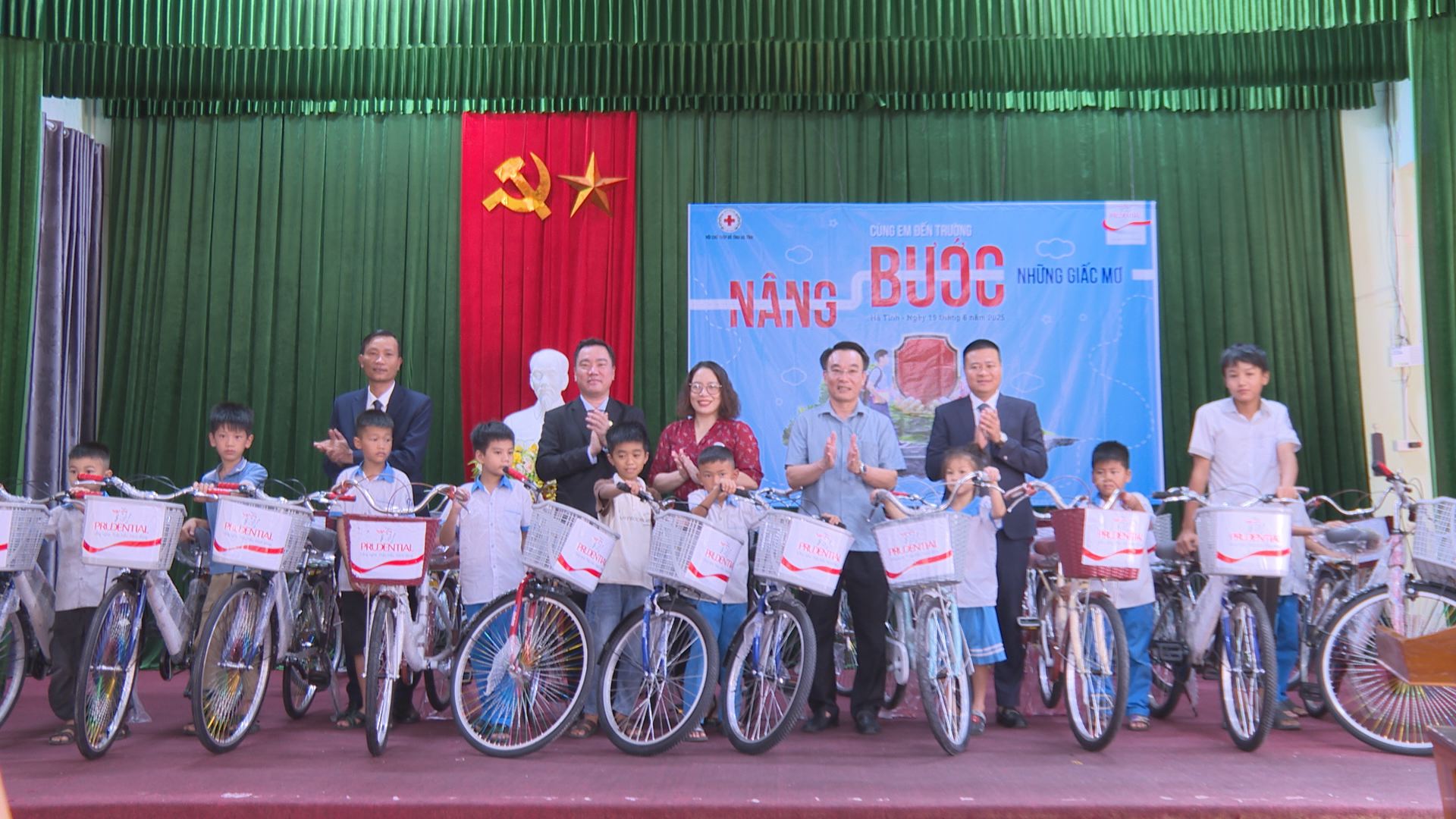 Lễ trao tặng xe đạp cho học sinh có hoàn cảnh khó khăn tại huyện Kỳ Anh
