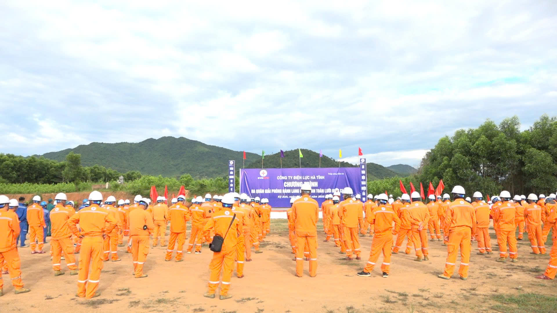 Công ty Điện lực Hà Tĩnh phối hợp với UBND huyện Kỳ Anh tổ chức Chương trình ra quân giải phóng hành lang bảo vệ hành lang an toàn lưới điện cao áp