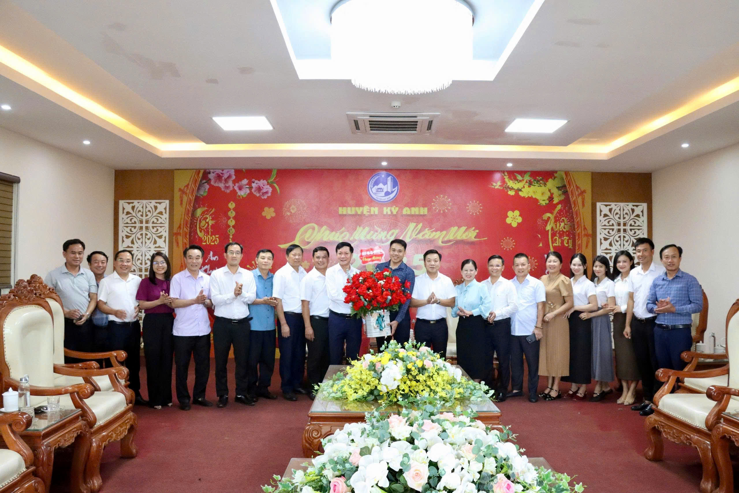Các đồng chí lãnh đạo huyện tặng hoa chúc mừng Bản tin Kỳ Anh, Cổng thông tin điện tử huyện Kỳ Anh, Trung tâm Văn hoá - Truyền thông huyện Kỳ Anh
