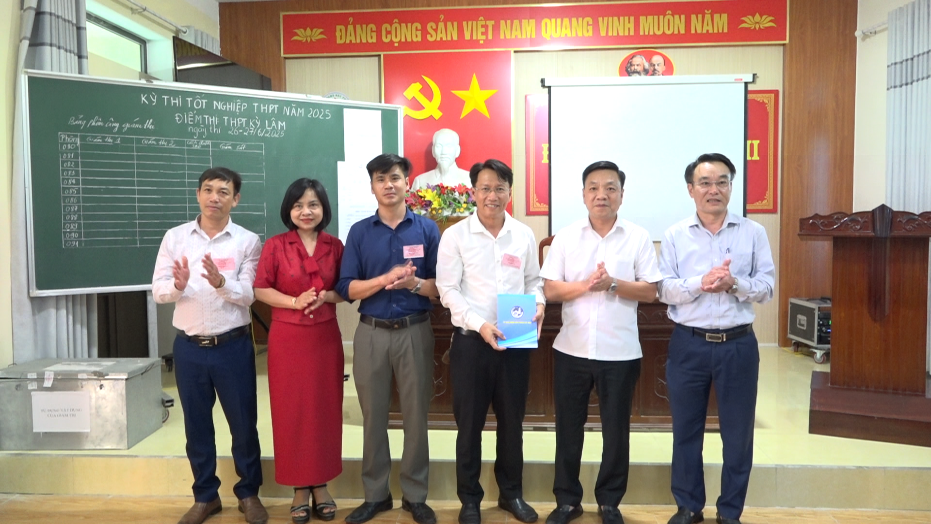 Lãnh đạo huyện Kỳ Anh tặng hoa chúc mừng Hội đồng thi tốt nghiệp THPT năm 2025