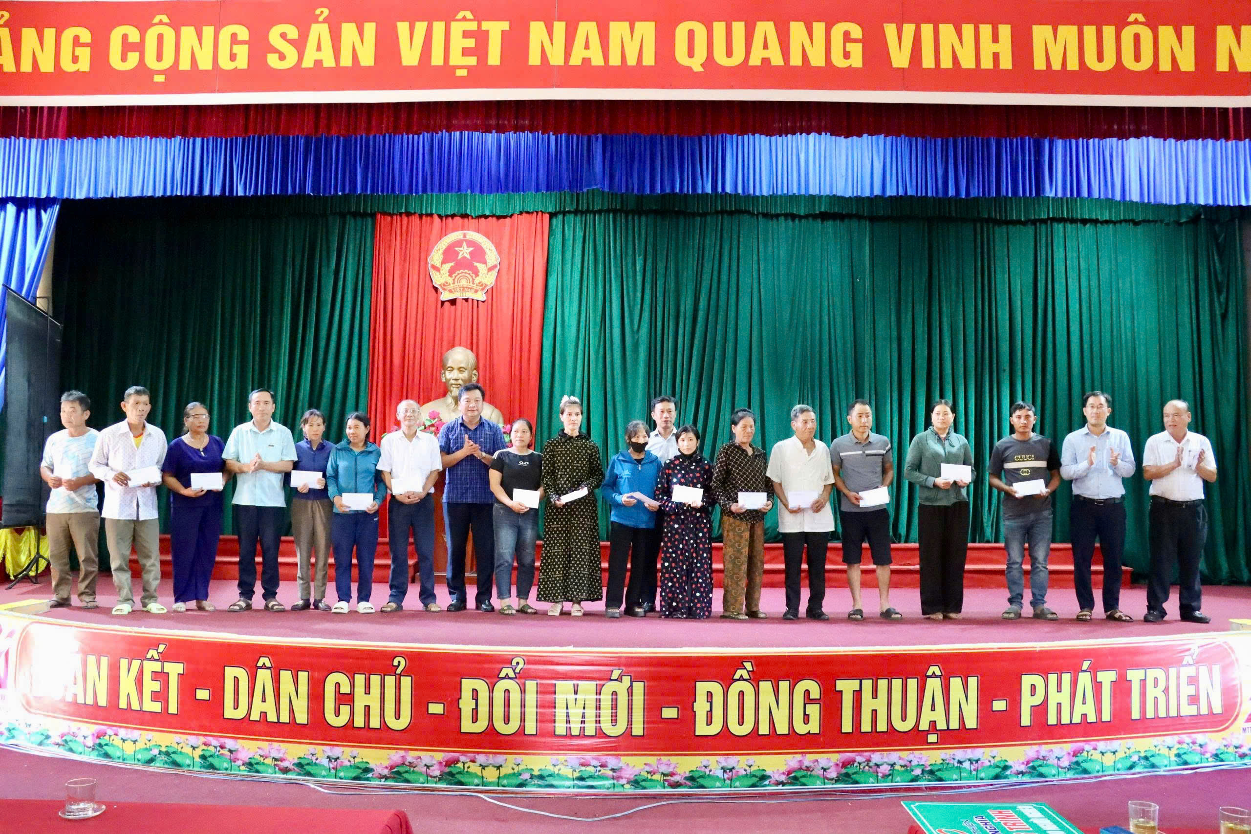 Tặng quà và hỗ trợ bò giống cho các hộ gia đình khó khăn