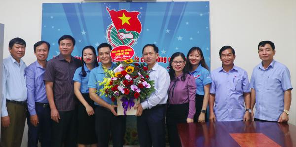 Lãnh đạo huyện tặng hoa chúc mừng Hội LHTN huyện Kỳ Anh
