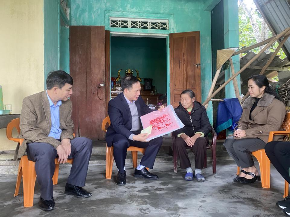 Đoàn ĐBQH tỉnh tặng 40 suất quà tại huyện Kỳ Anh