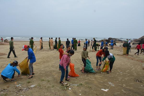Hơn 200 đoàn viên thanh niên ở huyện Kỳ Anh hưởng ứng chiến dịch “ hãy làm sạch biển”.