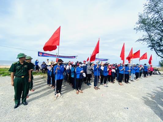 Hơn 500 đoàn viên thanh niên cùng chiến sỹ Đồn biên phòng xã Kỳ Khang ra quân thu gom rác thải tại biển Kỳ Khang.