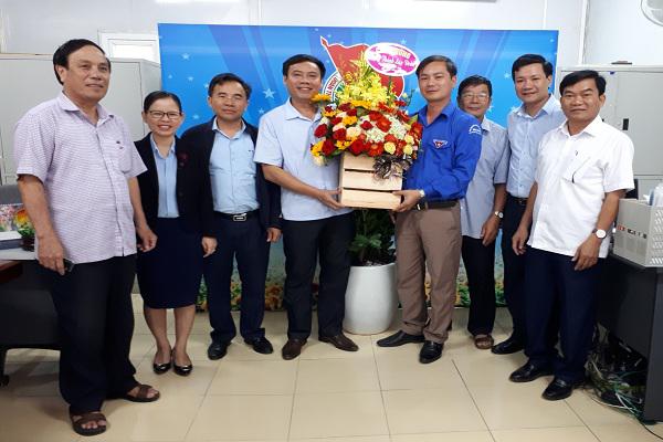 Các đồng chí lãnh đạo huyện Kỳ Anh: Tặng hoa chúc mừng Huyện đoàn, Phòng Văn hóa- Thông tin và Trung tâm Văn hóa Thể thao và Du lịch huyện nhân ngày truyền thống.
