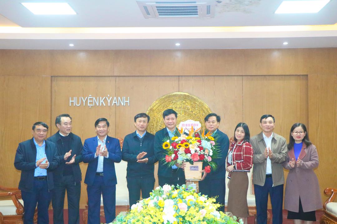 Lãnh đạo huyện tặng hoa chúc mừng Phòng Y tế, Hội Đông y huyện