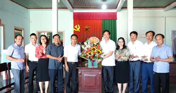 Các đồng chí lãnh đạo Huyện Kỳ Anh tặng hoa chúc mừng 75 năm ngày truyền thống ngành Tòa án nhân dân