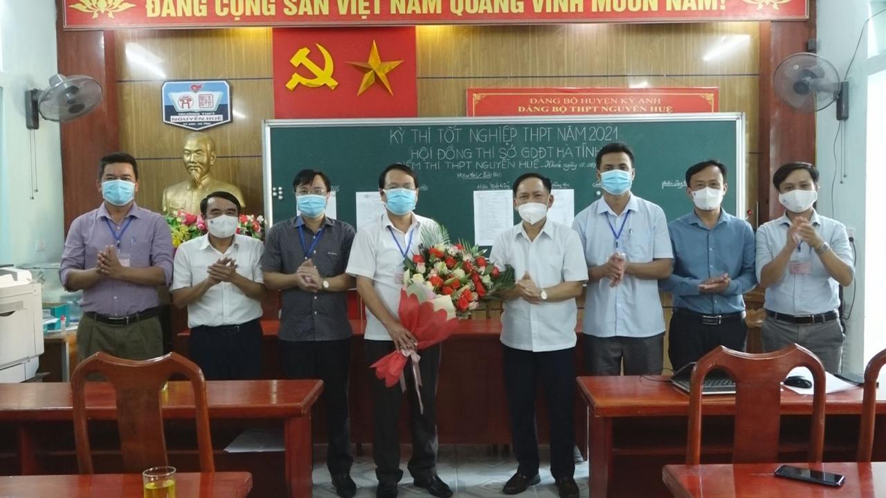 Các đồng chí lãnh đạo huyện Kỳ Anh tặng hoa chúc mừng Hội đồng thi tốt nghiệp THPT Quốc gia năm 2021.