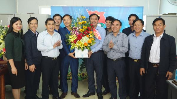 Các đồng chí lãnh đạo huyện tặng hoa chúc mừng nhân kỷ niệm các ngày lễ