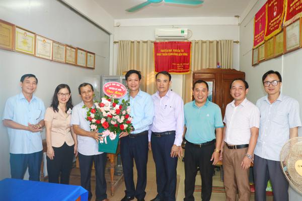 Lãnh đạo huyện chúc mừng Hội khuyến học