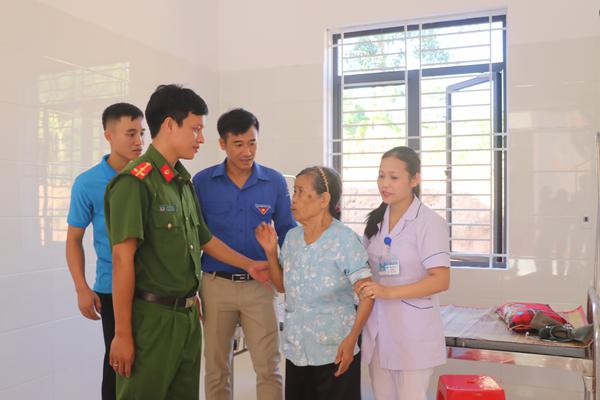 Khám bệnh, cấp phát thuốc miễn phí cho các đối tượng chính sách xã Kỳ Thượng