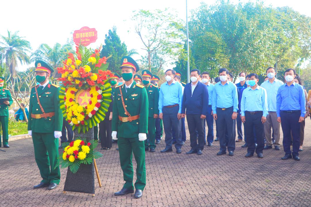 Lãnh đạo huyện Kỳ Anh dâng hương tại Đền Phương Giai và Nghĩa Trang liệt sỹ huyện