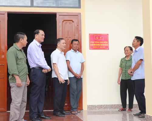 Bí thư Huyện ủy Trần Đình Gia kiểm tra các hoạt động trước Đại hội Đảng bộ huyện