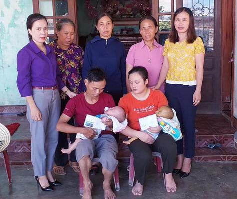 Hội liên hiệp phụ nữ xã Kỳ Khang tặng quà cho trẻ em có hoàn cảnh đặc biệt khó khăn