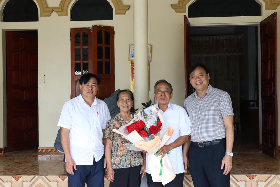 Lãnh đạo huyện Kỳ Anh tặng hoa, chúc mừng ngành y tế nhân Kỷ niệm 69 năm Ngày Thầy thuốc Việt Nam