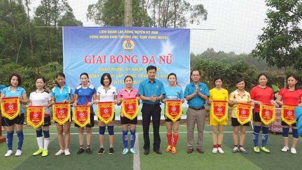 Công đoàn khối trường học cụm vùng ngoài tổ chức giải bóng đá nữ chào mừng kỷ niệm 90 năm Ngày thành lập Công đoàn Việt Nam (28/7/1929 - 28/7/2019) .