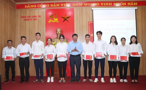 Trung tâm Bồi dưỡng Chính trị huyện Kỳ Anh: Bế giảng lớp đối tượng đảng khóa III năm 2020