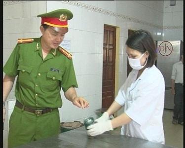 Đoàn kiểm tra liên ngành Hà Tĩnh kiểm tra an toàn vệ sinh thực phẩm tại các quán hàng trên địa bàn huyện Kỳ Anh.