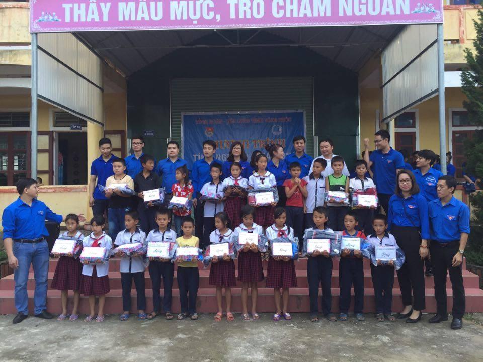 Tỉnh đoàn Vĩnh Phúc: Trao 350 suất quà và 3500 cuốn vở cho các em học sinh và các gia đình có hoàn cảnh khó khăn ở vùng thượng huyện Kỳ Anh.