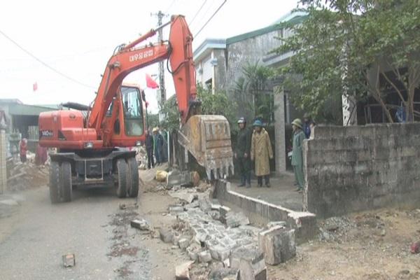 Xã Kỳ Phú: Hiến đất, hiến công trình mở rộng đường giao thông nông thôn.