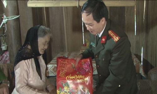 Đại tá Lê Văn Sao- Giám đốc Công an tỉnh tặng quà cho các gia đình chính sách ở huyện Kỳ Anh.
