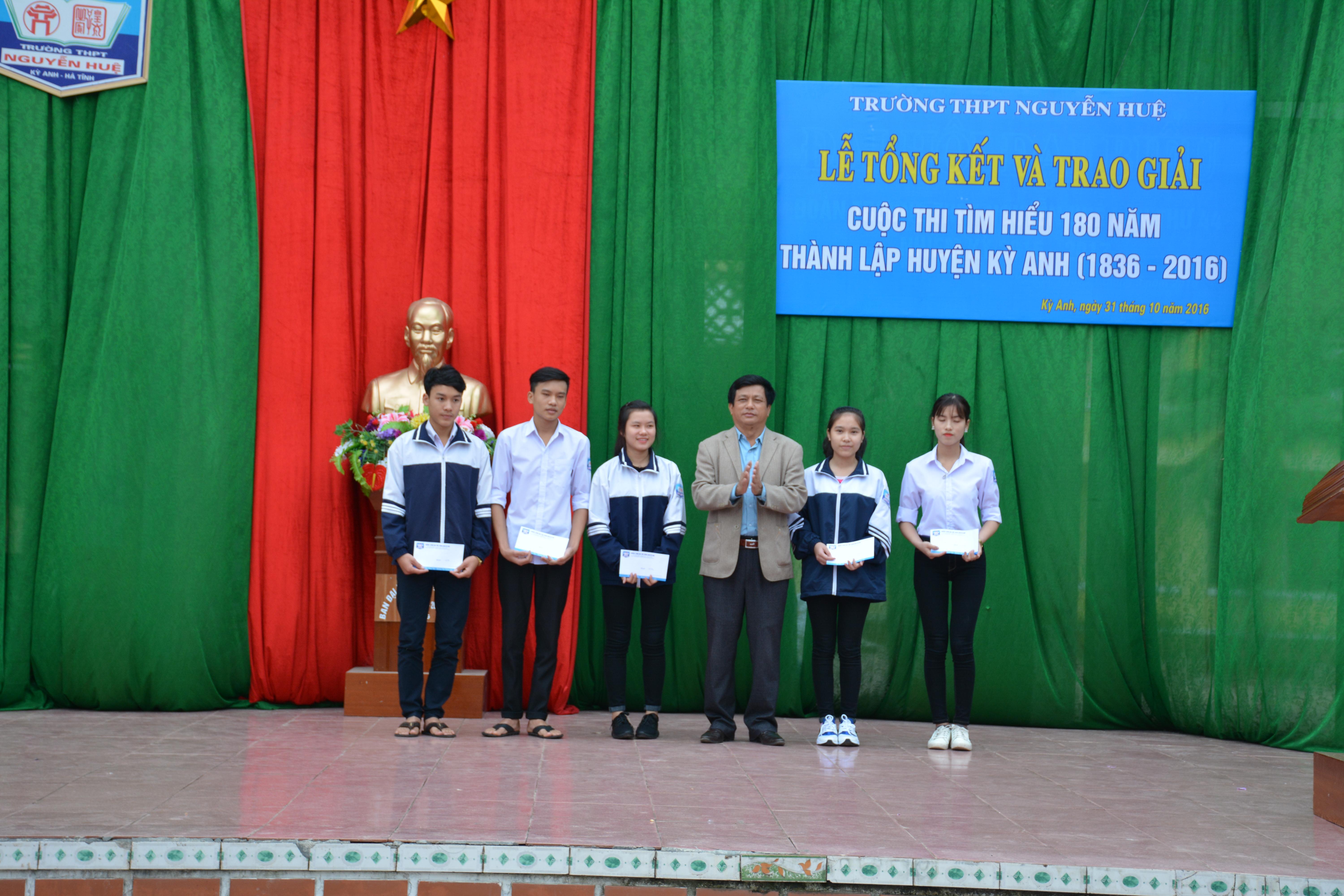Trường Trung học Phổ thông Nguyễn Huệ ( huyện Kỳ Anh): Trao giải cuộc thi tìm hiểu 180 năm thành lập huyện ( 1836-2016)