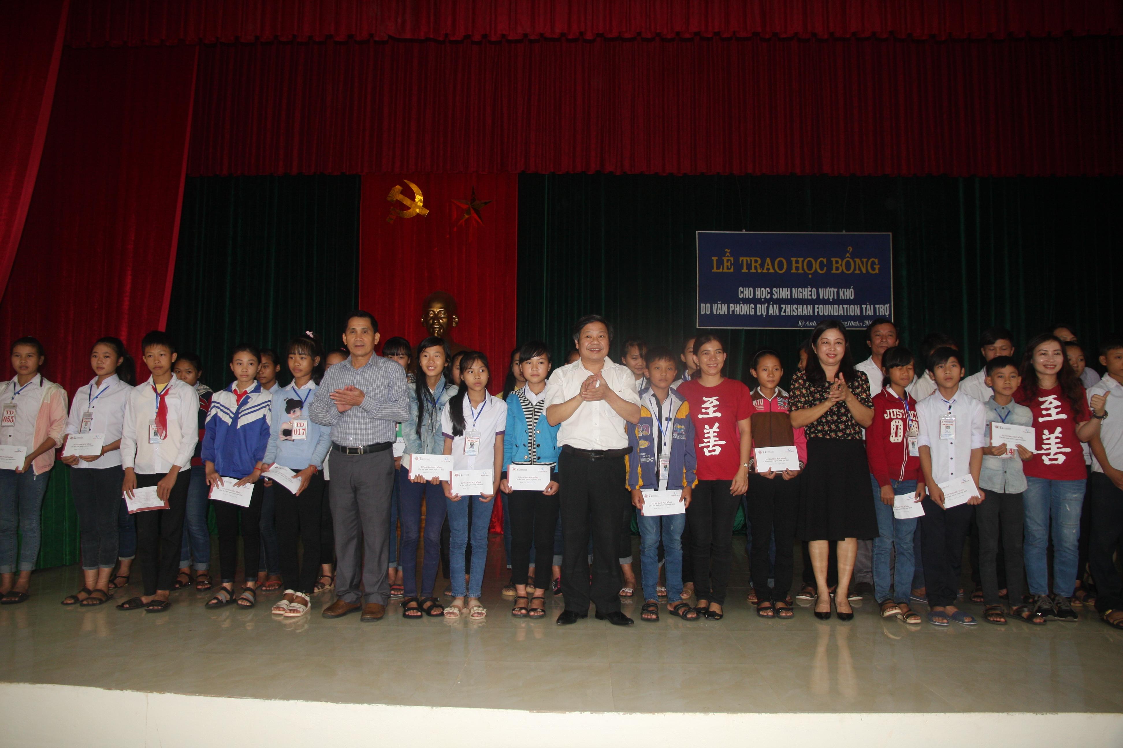 Tổ chức Zhishan foundation và Quỹ Bảo trợ Trẻ em tỉnh Hà Tĩnh: Trao 78 suất học bổng cho học sinh nghèo vượt ở huyện Kỳ Anh.
