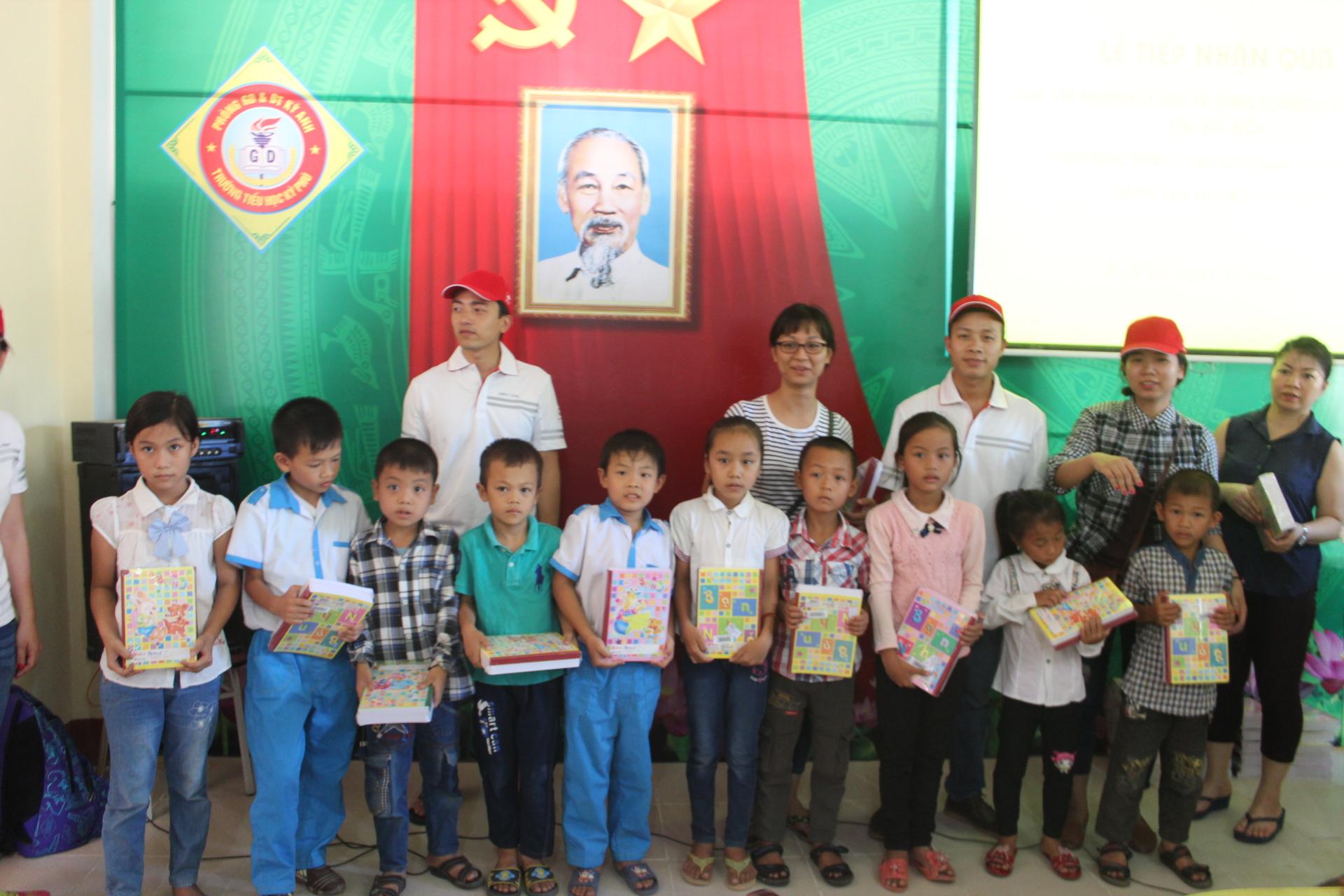 Công ty TNHH Schindler Việt Nam trao tặng vở cho học sinh và trao quà cho hộ nghèo ở xã Kỳ Phú.