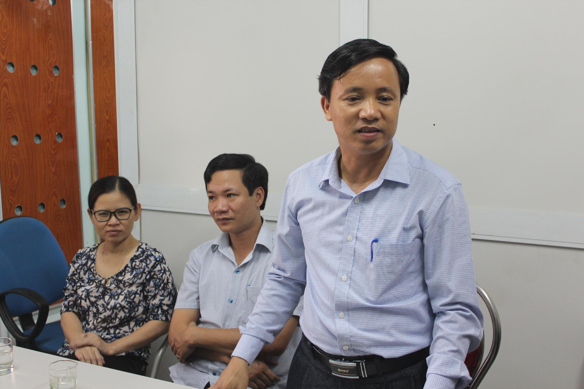 Các đồng chí lãnh đạo huyện Kỳ Anh tặng hoa chúc mừng các cơ quan báo chí nhân kỷ niệm 91 năm ngày Báo chí Cách mạng Việt Nam.