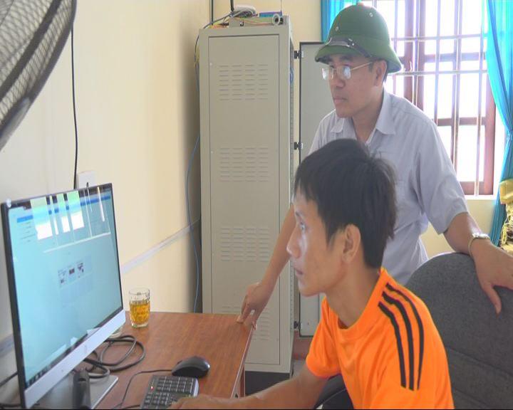 Đồng chí Bùi Quang Hoàn, Chủ tịch UBND huyện Kỳ Anh kiểm tra tiến độ sản xuất vụ hè thu.