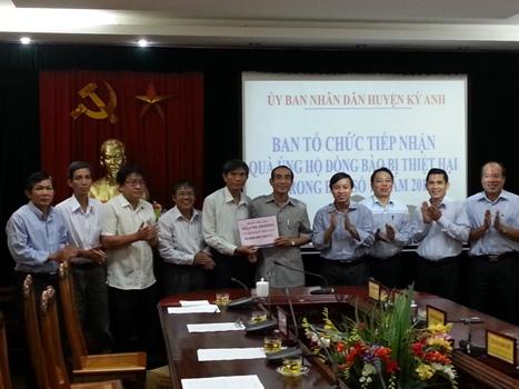 Đoàn công tác Thị xã An Nhơn, tỉnh Bình Định thăm và tặng quà ủng hộ khắc phục thiệt hại bão số 10 tại huyện Kỳ Anh