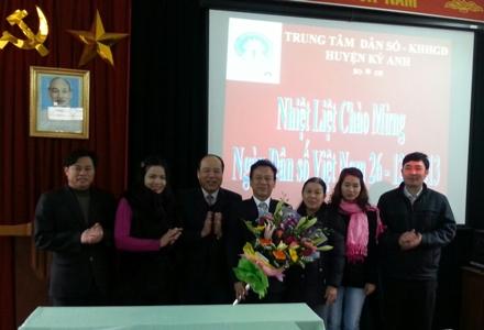 Đ/c Nguyễn Văn Danh -phó Bí thư TT Huyện ủy tặng hoa chúc mừng nhân ngày dân số Việt Nam 26 tháng 22