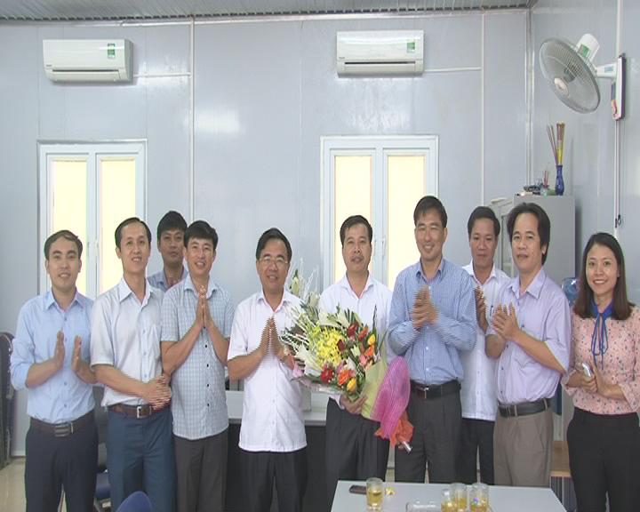 Các đồng chí lãnh đạo huyện Kỳ Anh: Tặng hoa chúc mừng Ngành Thanh tra nhân kỷ niệm 71 năm ngày truyền thống.