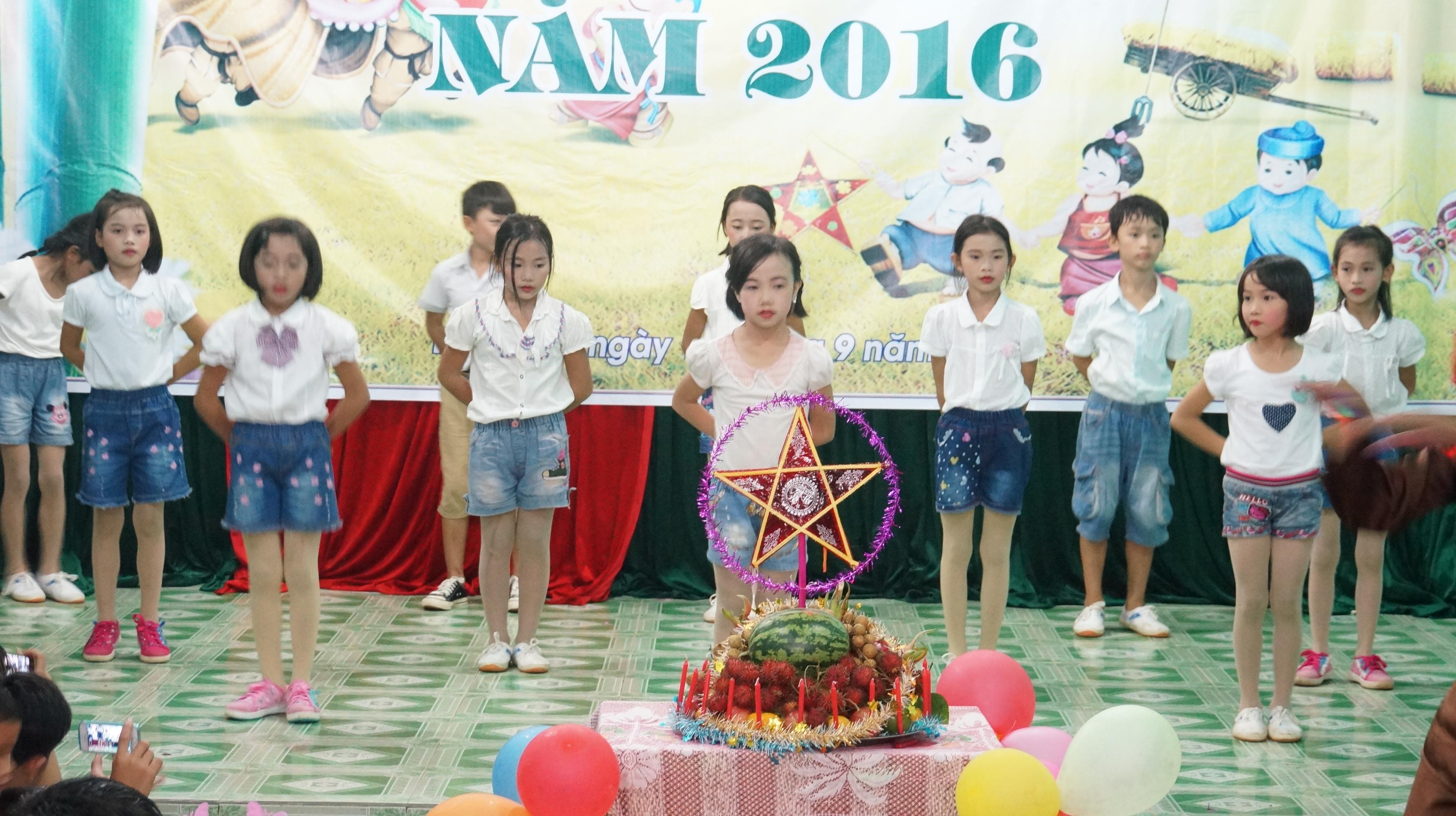 Đồng chí Bùi Quang Hoàn- Chủ tịch UBND huyện Kỳ Anh chung vui trung thu cùng các cháu thiếu niên, nhi đồng ở thôn Lê Lợi- xã Kỳ Xuân.