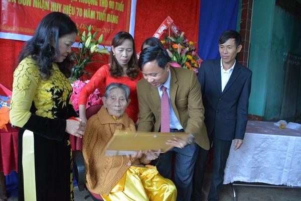 Đảng bộ huyện Kỳ Anh: Tặng Huy hiệu Đảng cho 455 đảng viên vào dịp 3-2.